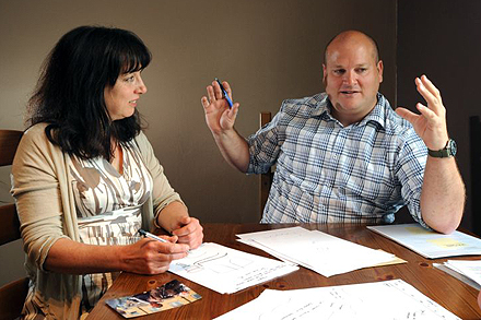 Daz Smith...May0014750 Daily.Telegraph Pic shows psychic and 'remote viewer' Daz Smith having a session with writer Lucy Pinney at his home in Bath. She is trying to find out more about her late ex-husband Charlie Pinney 25-6-09